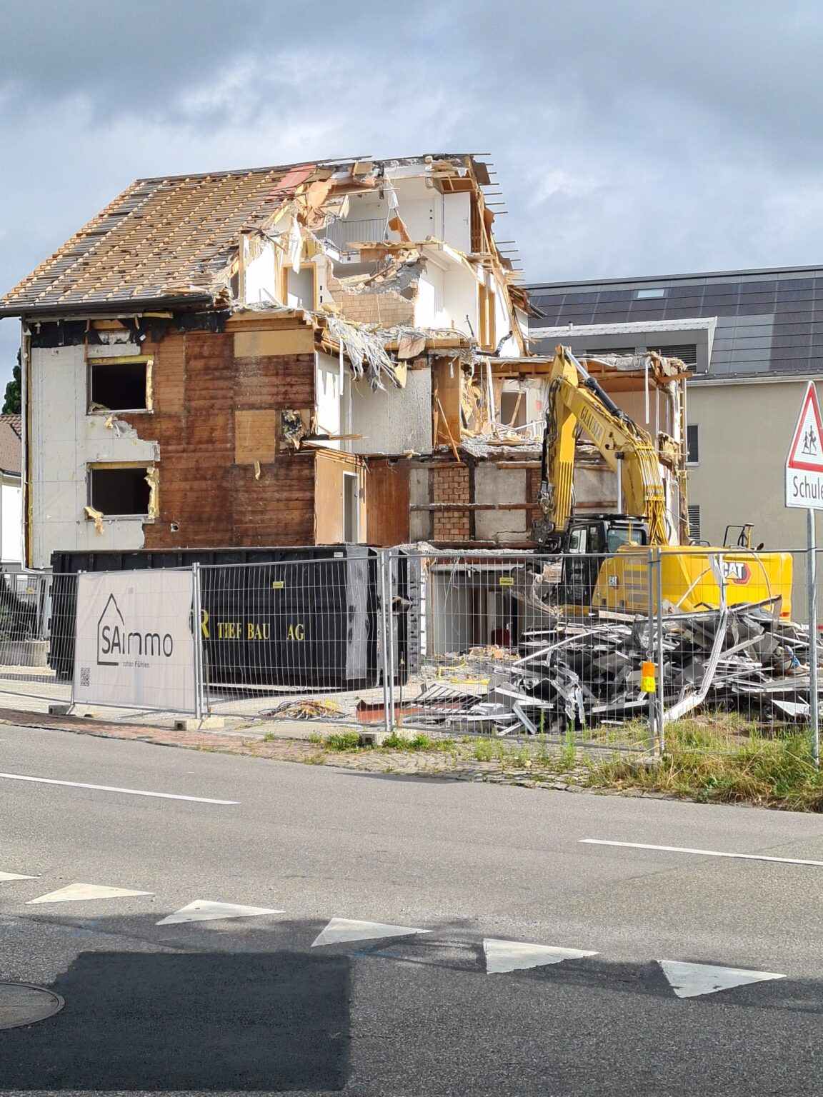 Rückbau des bestehenden Gebäudes an der Baustelle in Beinwil